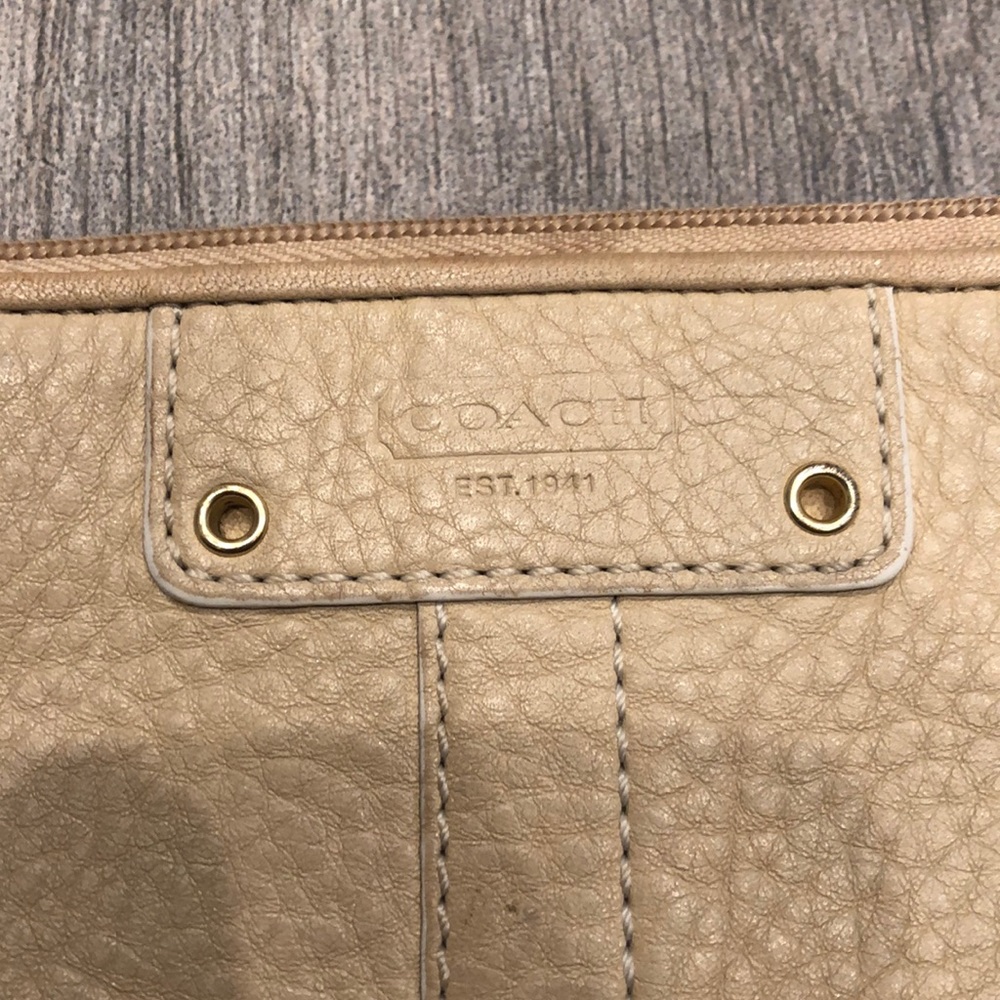 Beige coach wristlet - Picture 2 of 6